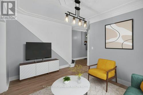 21 East Bend Avenue N, Hamilton, ON - Indoor Photo Showing Living Room