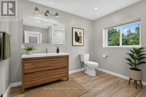 21 East Bend Avenue N, Hamilton, ON - Indoor Photo Showing Bathroom