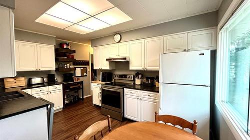 807 23 Highway, Nakusp, BC - Indoor Photo Showing Kitchen