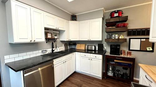 807 23 Highway, Nakusp, BC - Indoor Photo Showing Kitchen
