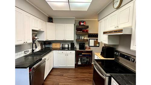 807 23 Highway, Nakusp, BC - Indoor Photo Showing Kitchen
