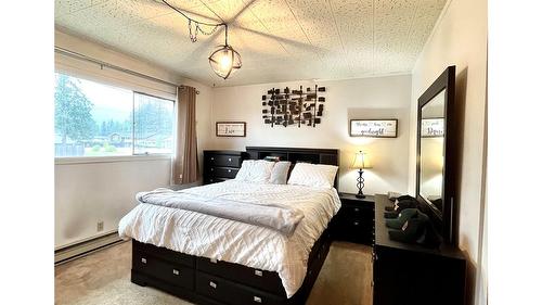 807 23 Highway, Nakusp, BC - Indoor Photo Showing Bedroom