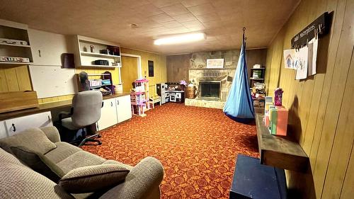 807 23 Highway, Nakusp, BC - Indoor With Fireplace