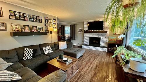 807 23 Highway, Nakusp, BC - Indoor Photo Showing Living Room With Fireplace