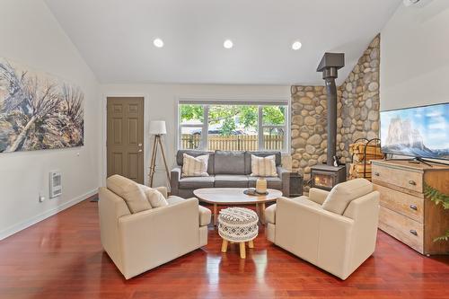 1413 Eastman Avenue, Riondel, BC - Indoor Photo Showing Living Room