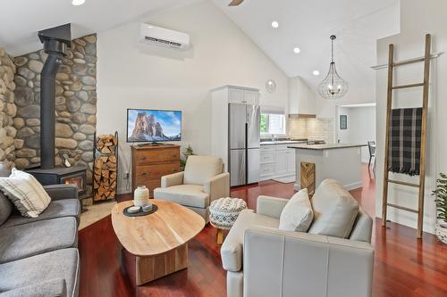 1413 Eastman Avenue, Riondel, BC - Indoor Photo Showing Living Room