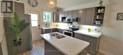 72 Axford Parkway, St. Thomas, ON - Indoor Photo Showing Kitchen With Double Sink With Upgraded Kitchen