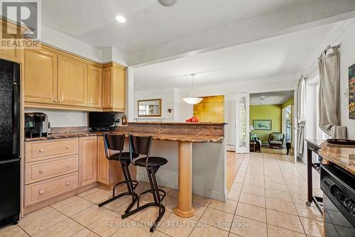 Kitchen breakfast bar - 2009 Killarney Drive, Ottawa, ON - Indoor Photo Showing Kitchen