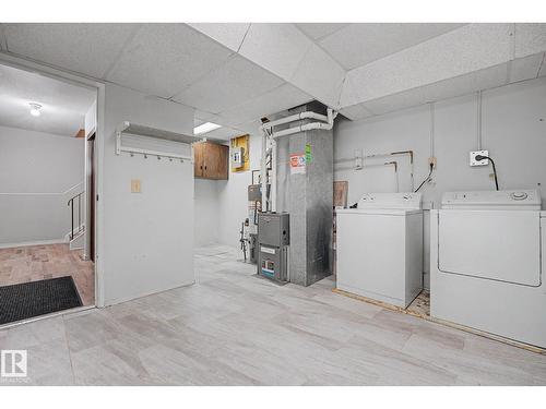 1096 Knottwood Rd E Nw, Edmonton, AB - Indoor Photo Showing Laundry Room