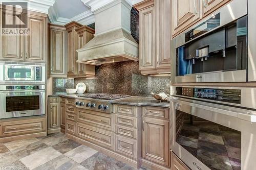 172 Diiorio Circle, Ancaster, ON - Indoor Photo Showing Kitchen With Upgraded Kitchen