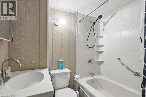 100 Chestnut Avenue, Hamilton, ON - Indoor Photo Showing Bathroom