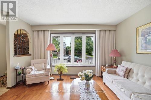 229 East 8Th Street, Hamilton, ON - Indoor Photo Showing Living Room