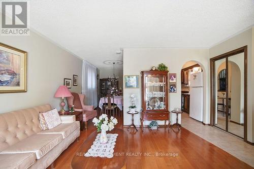 229 East 8Th Street, Hamilton, ON - Indoor Photo Showing Living Room