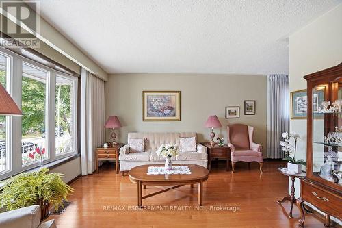229 East 8Th Street, Hamilton, ON - Indoor Photo Showing Living Room