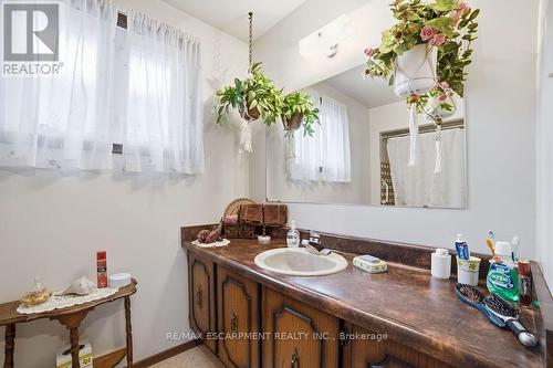 229 East 8Th Street, Hamilton, ON - Indoor Photo Showing Bathroom