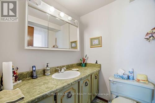 229 East 8Th Street, Hamilton, ON - Indoor Photo Showing Bathroom