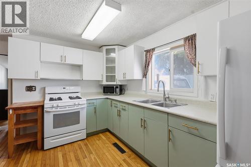925 L Avenue S, Saskatoon, SK - Indoor Photo Showing Kitchen With Double Sink