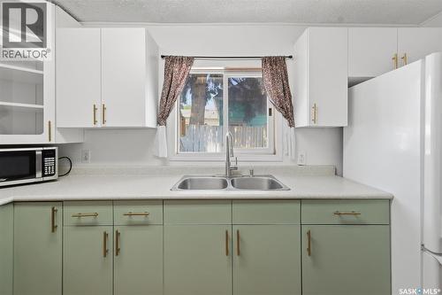 925 L Avenue S, Saskatoon, SK - Indoor Photo Showing Kitchen With Double Sink