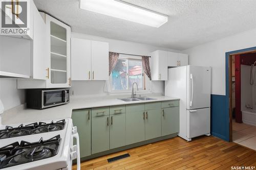 925 L Avenue S, Saskatoon, SK - Indoor Photo Showing Kitchen With Double Sink