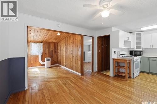 925 L Avenue S, Saskatoon, SK - Indoor Photo Showing Kitchen