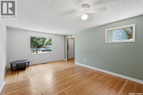 925 L Avenue S, Saskatoon, SK - Indoor Photo Showing Living Room