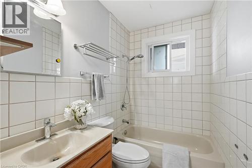 104 Nash Road S, Hamilton, ON - Indoor Photo Showing Bathroom