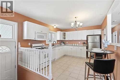 104 Nash Road S, Hamilton, ON - Indoor Photo Showing Kitchen