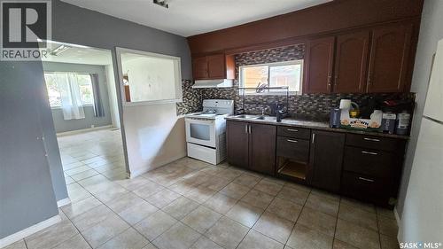 728 Argyle Street, Regina, SK - Indoor Photo Showing Kitchen With Double Sink