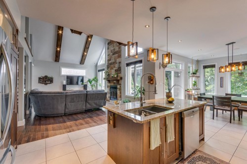 Cuisine - 44 Imp. Des Conifères, Cantley, QC - Indoor Photo Showing Kitchen With Double Sink With Upgraded Kitchen