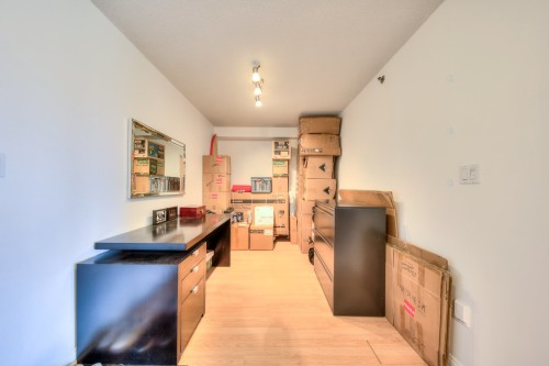 Den - 1003-650 Rue Jean-D'Estrées, Montréal (Ville-Marie), QC - Indoor