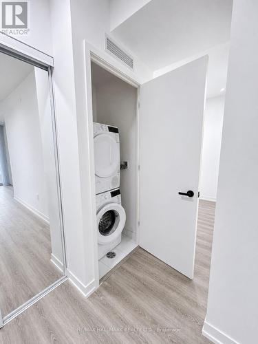 3501 - 8 Interchange Way, Vaughan, ON - Indoor Photo Showing Laundry Room