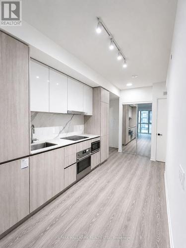 3501 - 8 Interchange Way, Vaughan, ON - Indoor Photo Showing Kitchen