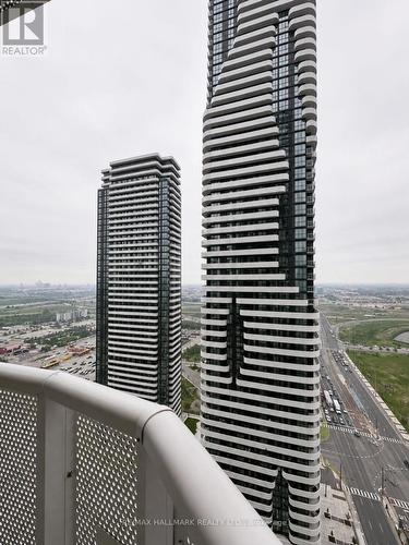 3501 - 8 Interchange Way, Vaughan, ON - Outdoor With Balcony With Facade