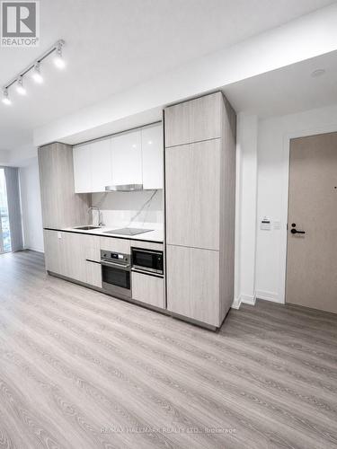 3501 - 8 Interchange Way, Vaughan, ON - Indoor Photo Showing Kitchen