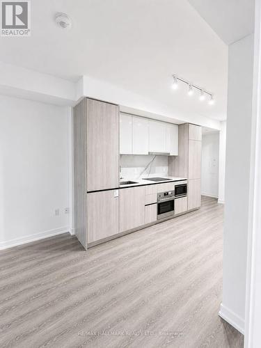 3501 - 8 Interchange Way, Vaughan, ON - Indoor Photo Showing Kitchen
