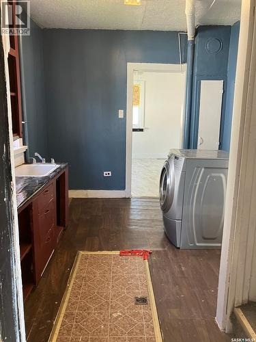 710 9Th Avenue W, Nipawin, SK - Indoor Photo Showing Laundry Room