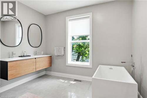 124 Park Street N, Hamilton, ON - Indoor Photo Showing Bathroom
