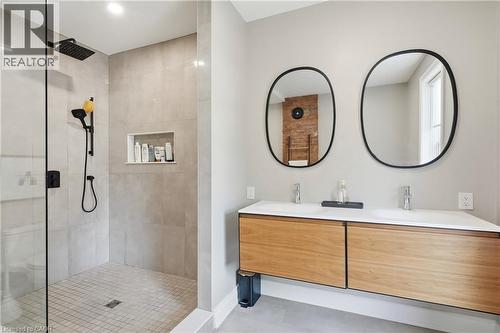 124 Park Street N, Hamilton, ON - Indoor Photo Showing Bathroom