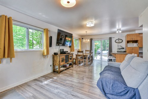 Salon - 40 Rue Langlois, Saint-Hippolyte, QC - Indoor Photo Showing Living Room