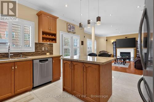 3841 Edgecliffe Run, Mississauga, ON - Indoor Photo Showing Kitchen With Upgraded Kitchen