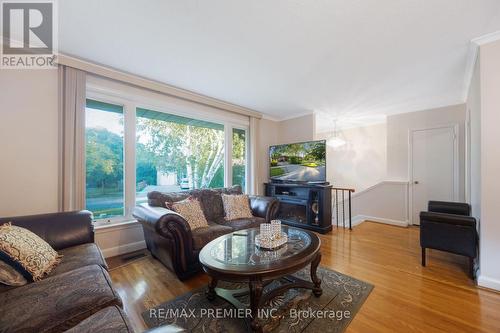 35 Barkwin Drive, Toronto, ON - Indoor Photo Showing Living Room
