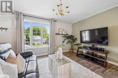 976 Guelph Street, Kitchener, ON - Indoor Photo Showing Living Room