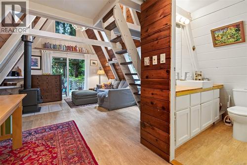 7685 Ships Point Rd, Fanny Bay, BC - Indoor Photo Showing Other Room