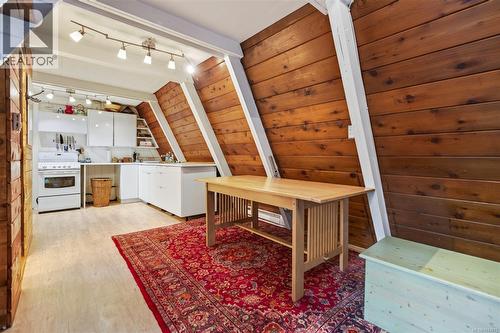 7685 Ships Point Rd, Fanny Bay, BC - Indoor