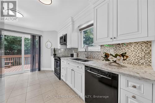 1569 Norwill Crescent, Oshawa, ON - Indoor Photo Showing Kitchen With Double Sink With Upgraded Kitchen