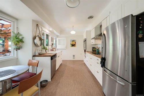 3832 Pitcombe Pl, Saanich, BC 