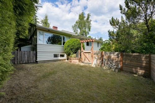 3832 Pitcombe Pl, Saanich, BC 