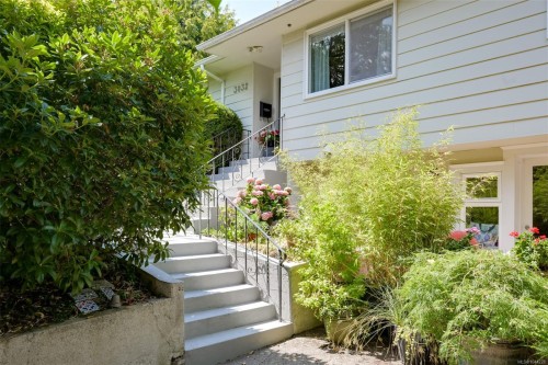 3832 Pitcombe Pl, Saanich, BC 