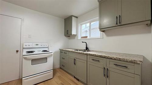 982 Alexander Ave, Winnipeg, MB - Indoor Photo Showing Kitchen With Double Sink