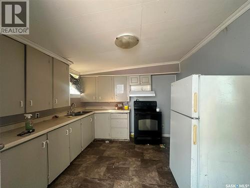 619 L Avenue S, Saskatoon, SK - Indoor Photo Showing Kitchen With Double Sink